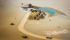 In questa antica oasi nel deserto esiste un lago a forma di mezza Luna