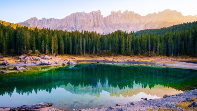 Il lago italiano che ha rubato i colori all’arcobaleno