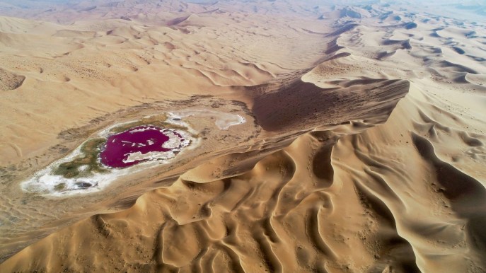 Nel cuore di questo deserto sorge un lago rosa: sembra un sogno