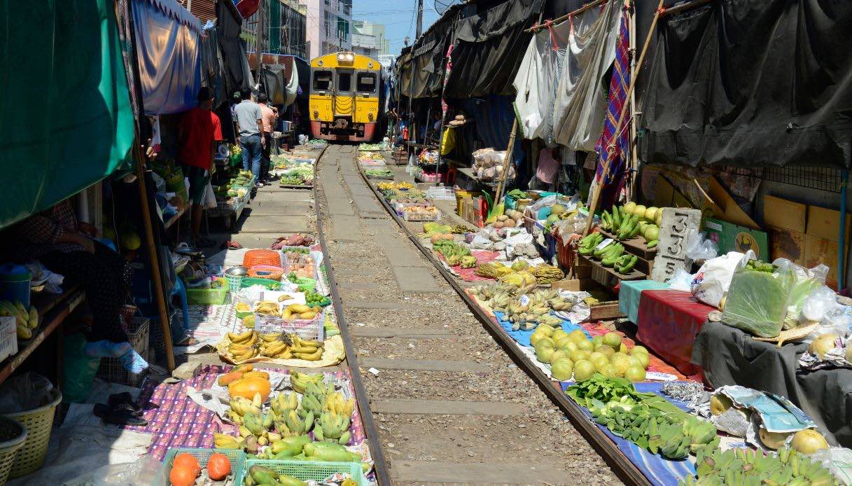 Mercato ferroviario di Maeklong