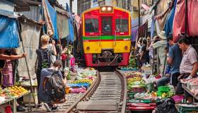 Esiste un mercato attraversato da un treno: è incredibile