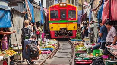 Esiste un mercato attraversato da un treno: è incredibile