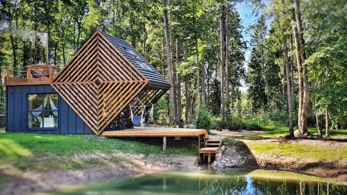 Una capanna sul lago: l’alloggio nella foresta che sembra una fiaba