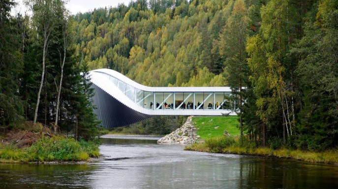 In Norvegia esiste una galleria d’arte sospesa su un fiume: è bellissima