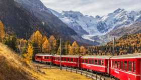 A bordo del Trenino Rosso del Bernina che attraversa il foliage nel 2025
