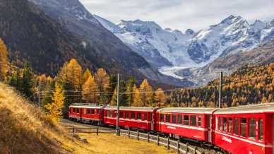 A bordo del Trenino Rosso del Bernina che attraversa il foliage nel 2025