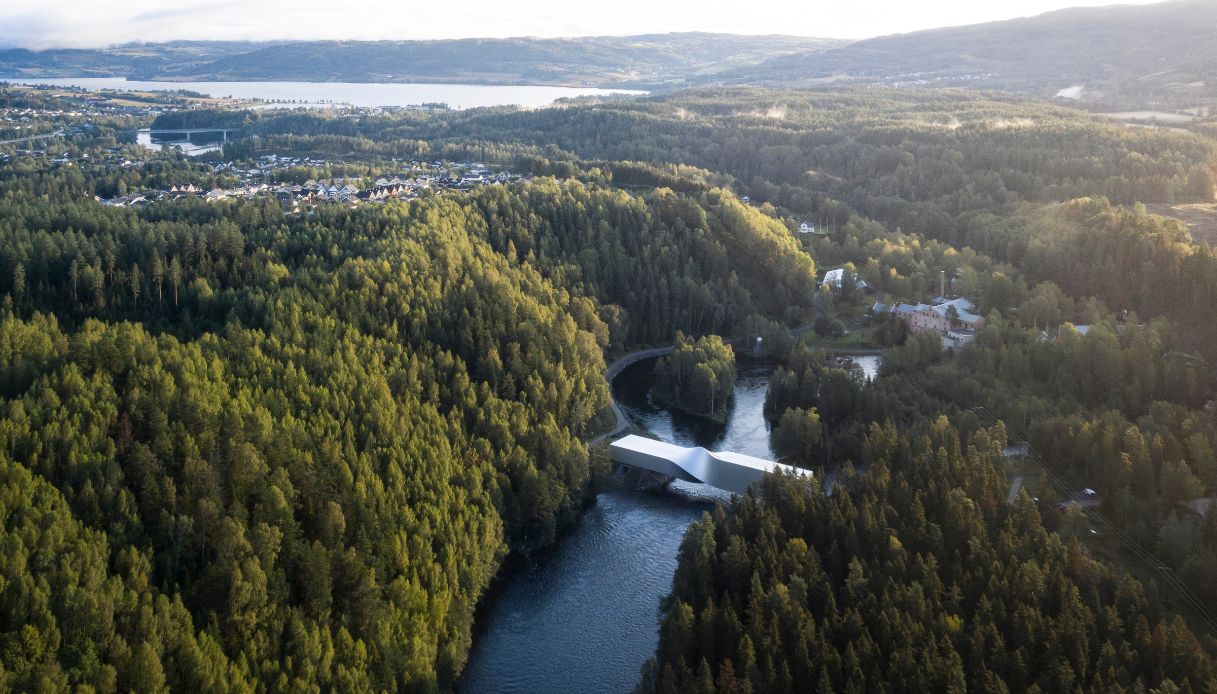The Twist, la Galleria d'arte sospesa sul fiume in Norvegia