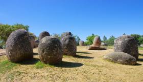 Alla scoperta del Cromlech di Almendres, la “Stonehenge portoghese”
