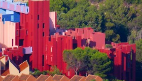 Muralla Roja: puoi dormire nell’edificio rosso che ha incantato il mondo