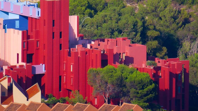 Muralla Roja: puoi dormire nell’edificio rosso che ha incantato il mondo