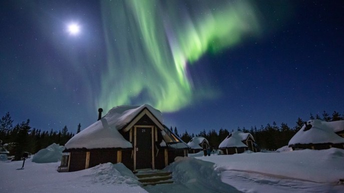 Puoi dormire sotto il cielo stellato illuminato dall’aurora boreale: l’esperienza da sogno