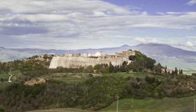 Trevinano, il borgo della falesia