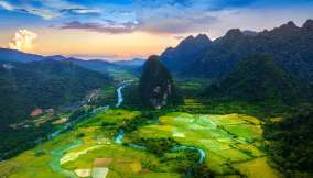 Vang Vieng, con maestose colline carsiche calcaree