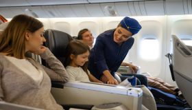 In aereo come a casa: i segreti degli assistenti di volo
