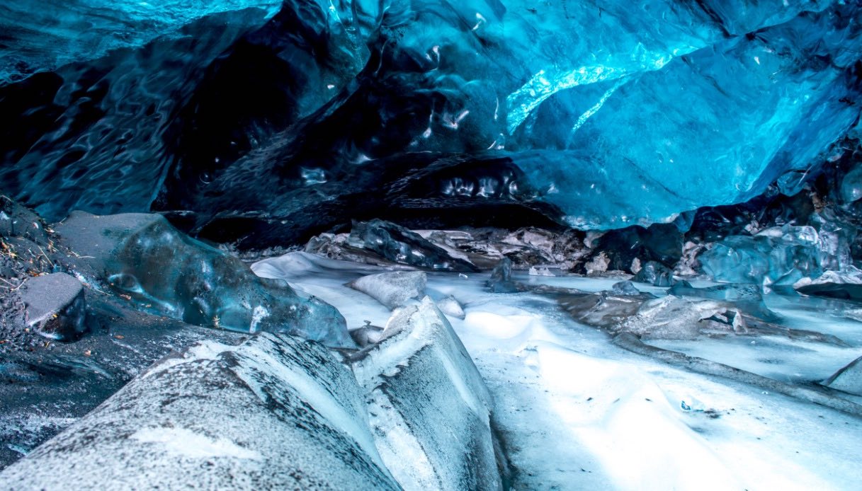 Entrare nelle fredde viscere di un ghiacciaio l’esperienza mozzafiato