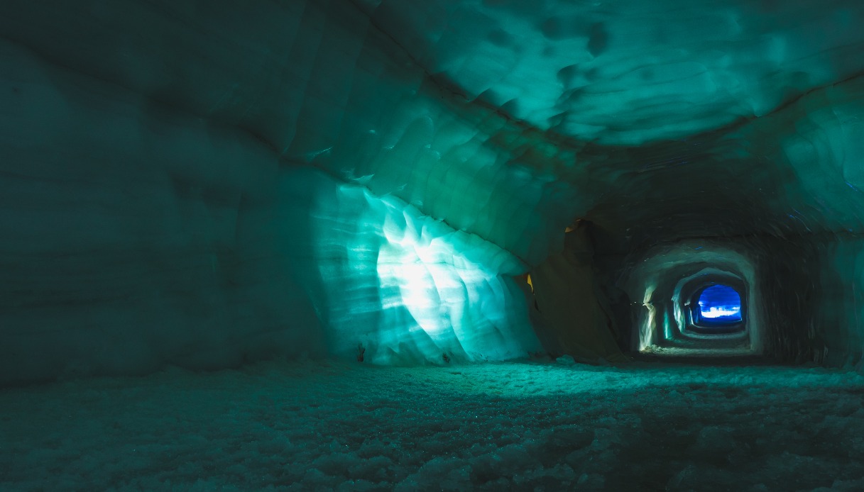 Entrare nelle fredde viscere di un ghiacciaio l’esperienza mozzafiato