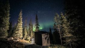 L’igloo trasparente nella natura innevata con vista sull’aurora boreale