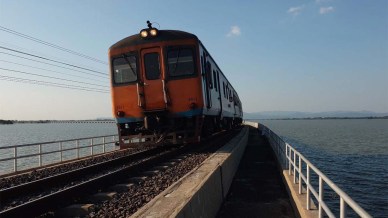 In Thailandia c’è un treno galleggiante: corre sull’acqua per pochi giorni