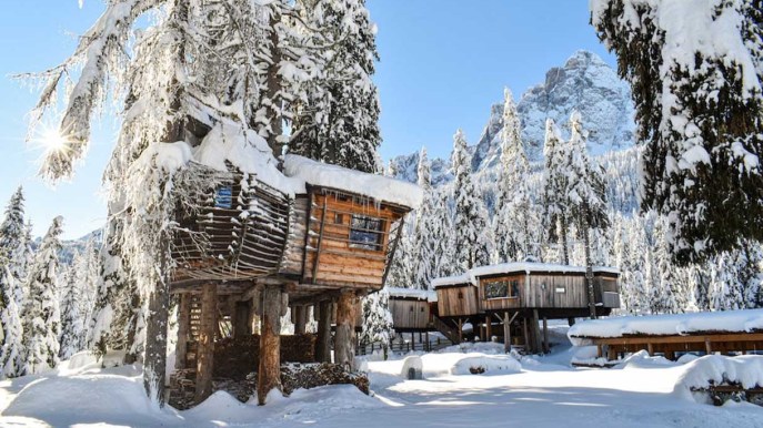 La casa sull’albero immersa nella neve è un sogno