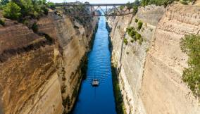 Canale di Corinto attraversare