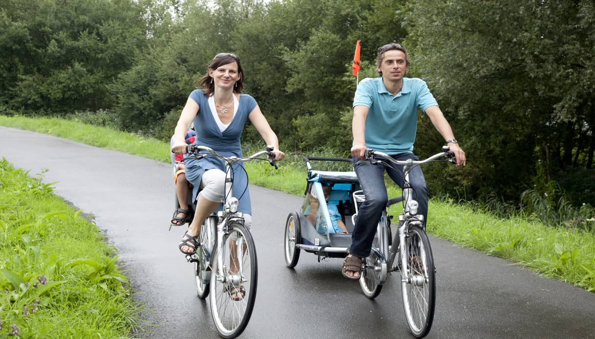 Cycling couple with childeren near Nete_ Lier _ Sofie Coreynen
