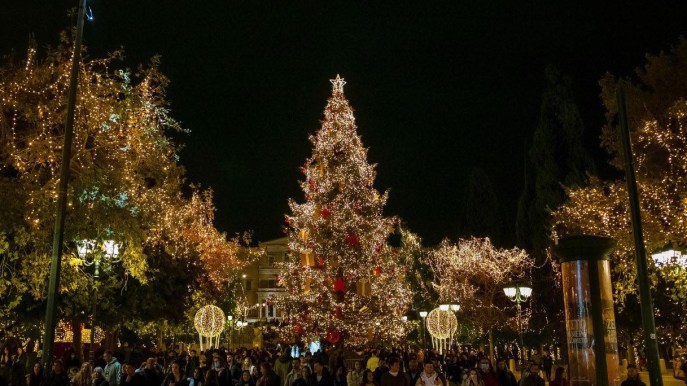 Le luci di Natale hanno acceso la città: Atene non è mai stata così bella