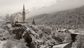 Scuol, con case decorate con graffiti