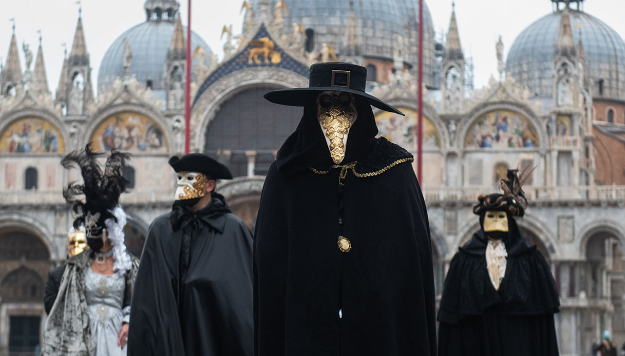 Maschere e costumi tradizionali, dal Medico della Peste alla bauta