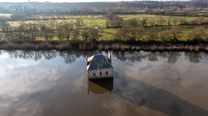 C’è una casa che galleggia nelle acque del fiume Loira: sembra un quadro