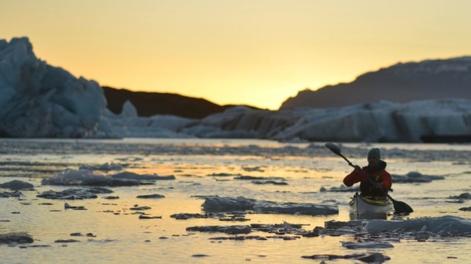 Spostarsi nell’acqua tra i ghiacciai: cos’è il glacier kayaking e dove praticarlo