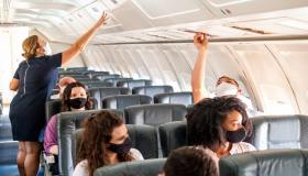 Perché è ancora consigliato indossare la mascherina in aereo