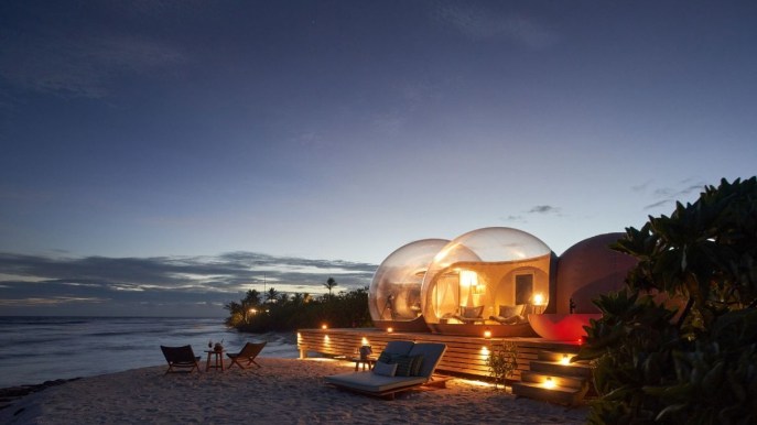 Dormire in una bolla su una spiaggia paradisiaca: l’esperienza è un sogno
