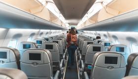 Quello che non dovremmo mai fare su un aereo, secondo gli assistenti di volo