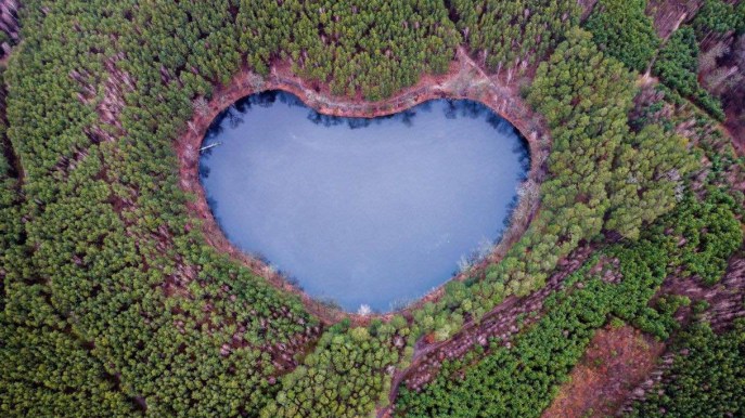 Queste sono le coordinate per raggiungere un lago segreto a forma di cuore