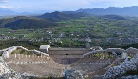 Pietravairano, il borgo dominato da un teatro-tempio