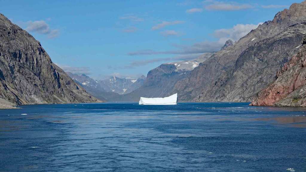 Prins-Christian-Sund-iceberg