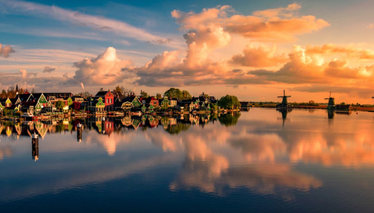 Villaggio di Zaanse Schans ed i suoi mulini al vento al tramonto, a pochi chilometri da Amsterdam, Paesi Bassi