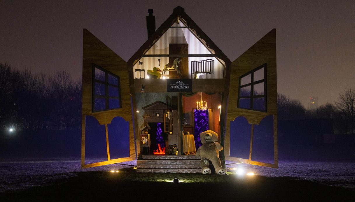 Una casa delle bambole "stregata" è apparsa a Londra