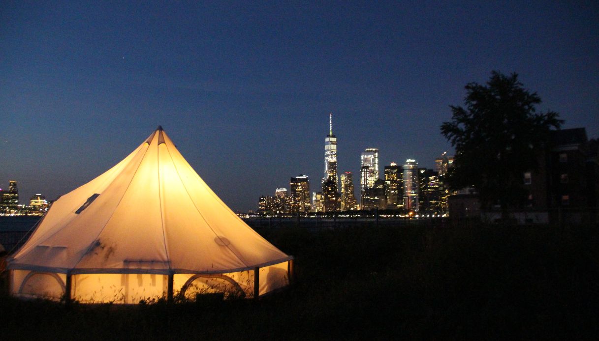 Dormire in tenda con vista sullo skyline di New York, Governors Island
