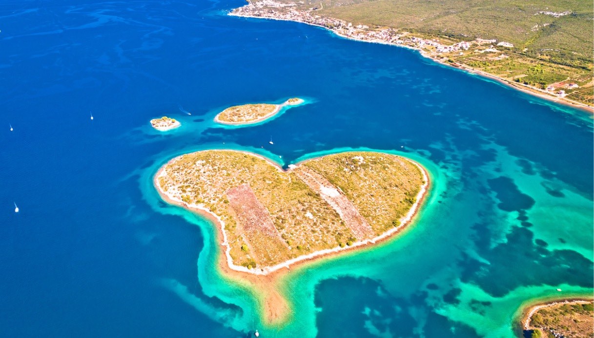 https://siviaggia.it/wp-content/uploads/sites/2/2023/02/isola-dell-amore.jpg