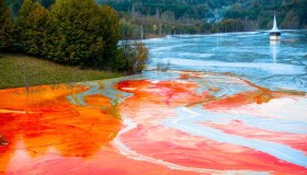 Sotto questo lago fatato e colorato si nasconde un villaggio dimenticato