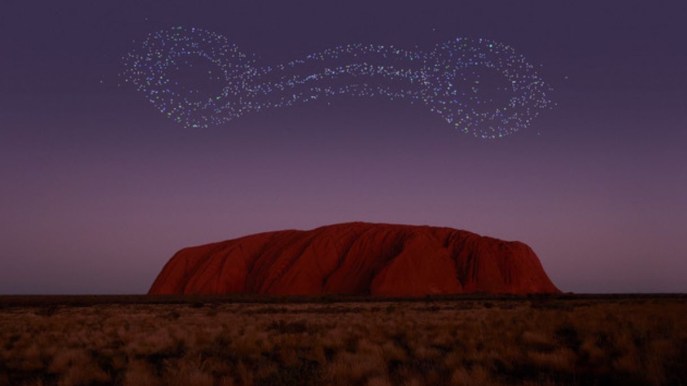Uluru si accende di magia: la montagna rossa è uno spettacolo