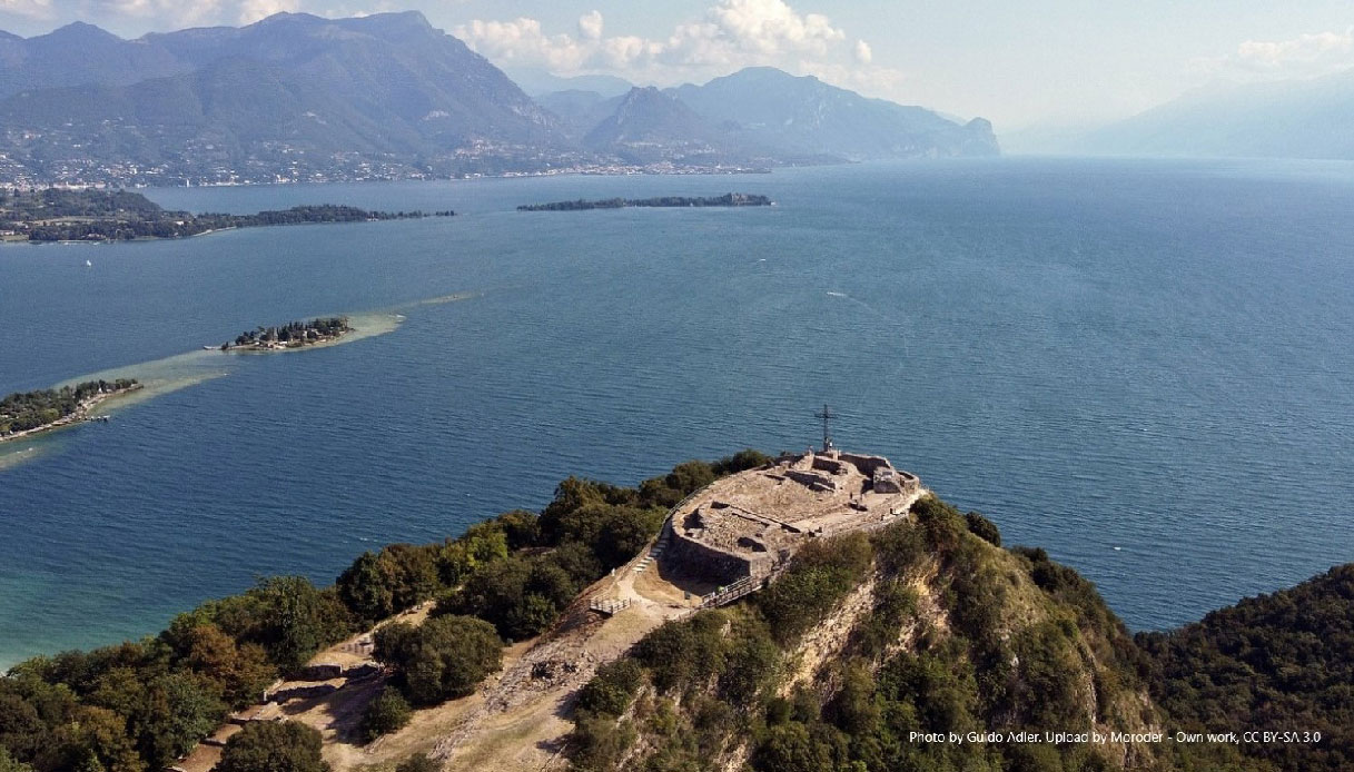 La Rocca di Manerba e il lago di Garda