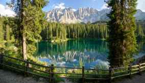 Il suggestivo lago di Carezza