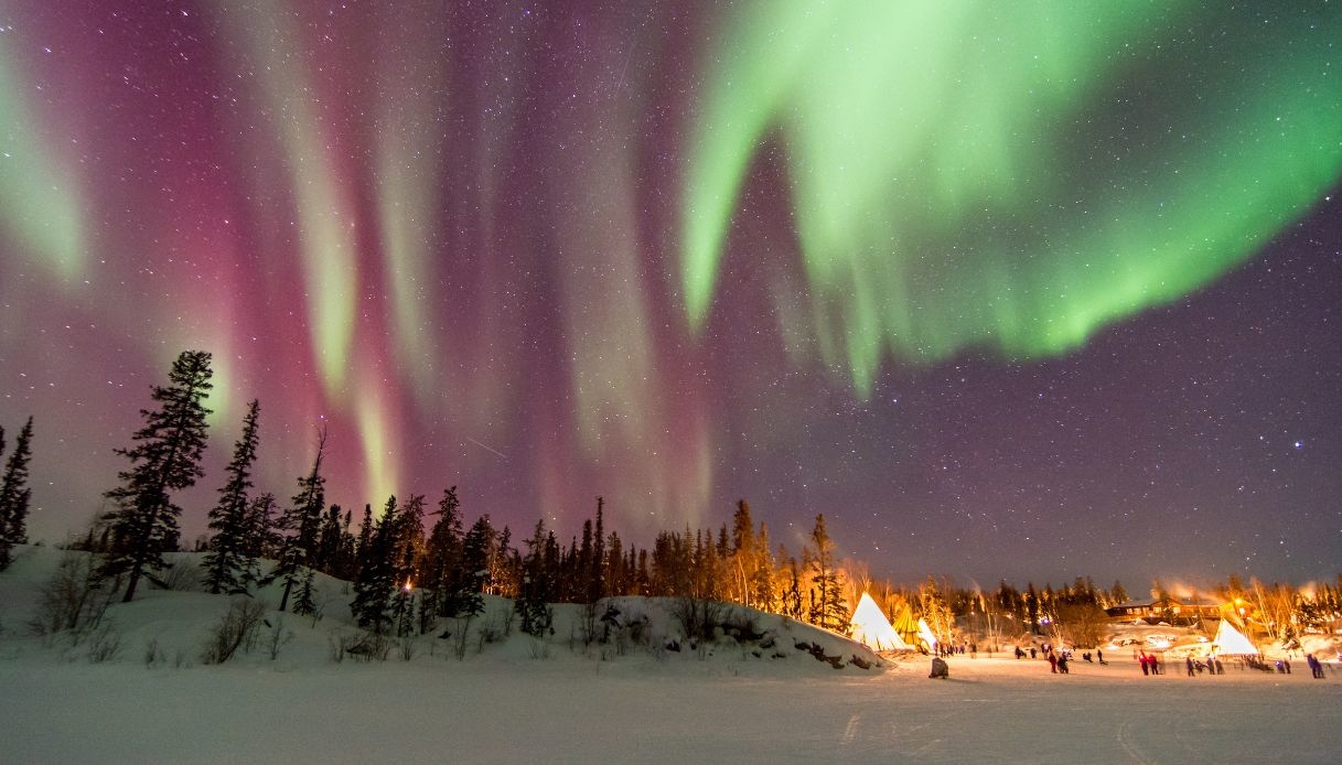 Yellowknife si tinge di colori con l'aurora boreale