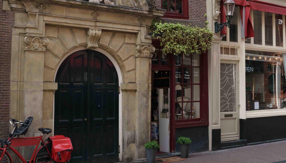 La casa più piccola di Amsterdam ospita una sala da tè