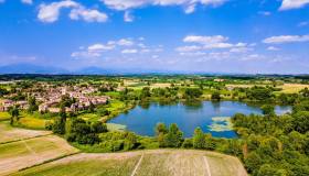 Castellaro Lagusello, il gioiello mantovano affacciato su un lago a forma di cuore
