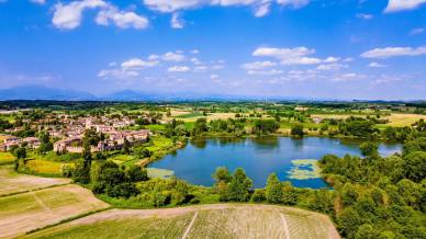 Castellaro Lagusello, il gioiello mantovano affacciato su un lago a forma di cuore