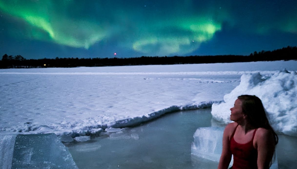 Nuotare a Ruka sotto l'aurora boreale
