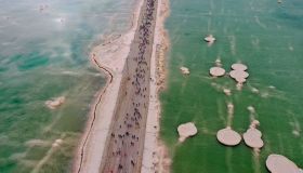 Puoi camminare sulle acque: succede nel Mar Morto una volta l’anno